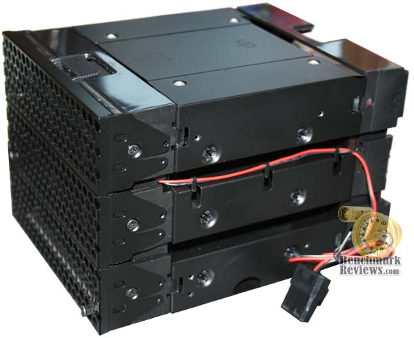antec_1200_HDD_bay_fan.jpg