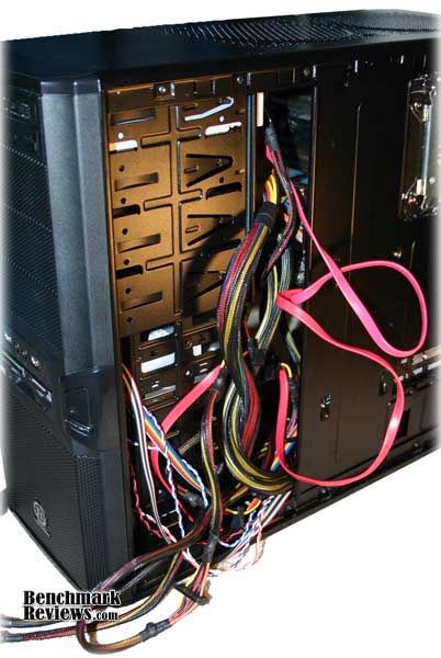 thermaltake_v3_interior_cablemgmt.jpg