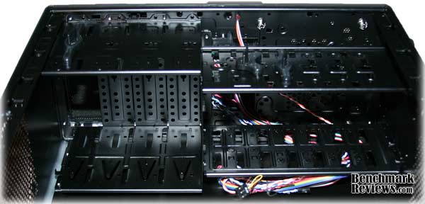 thermaltake_v3_interior_drivebays.jpg