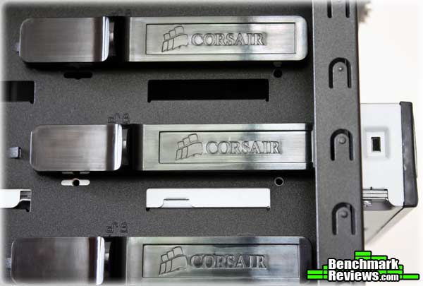 Corsair_700D_Drive Locks.jpg