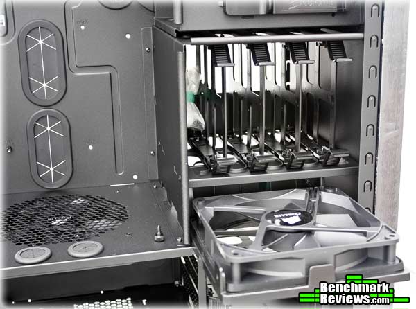 Corsair_700D_HDD_Chamber1.jpg